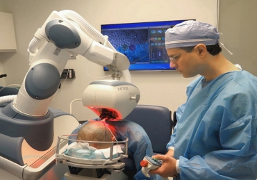 Roboter-Haartransplantation